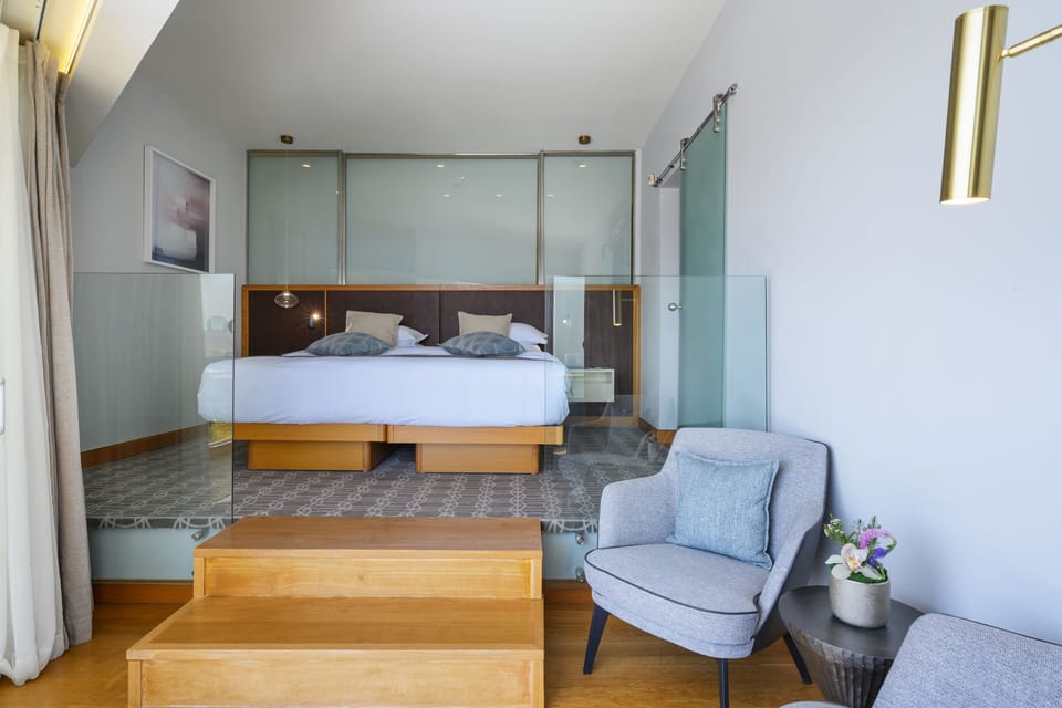 Junior Suite | Minibar, in-room safe, desk, blackout drapes