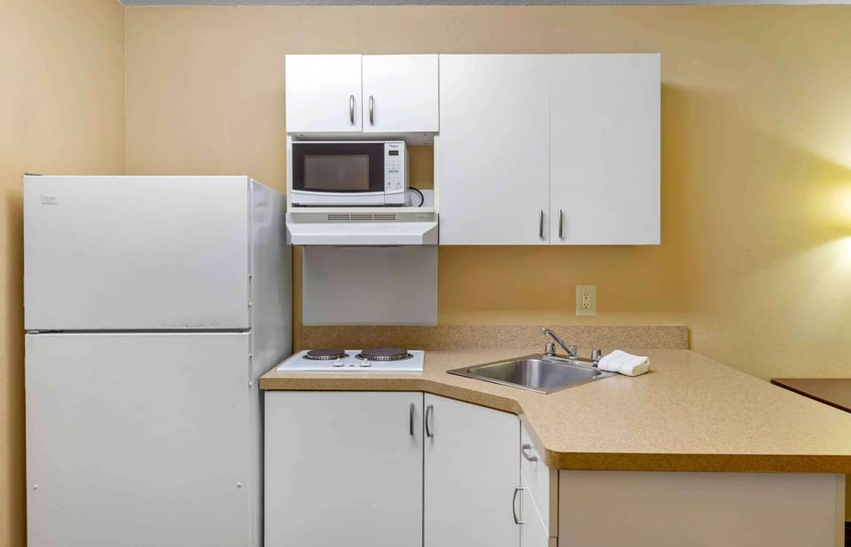 Studio, 1 King Bed, Non Smoking | Desk, iron/ironing board, free WiFi, bed sheets
