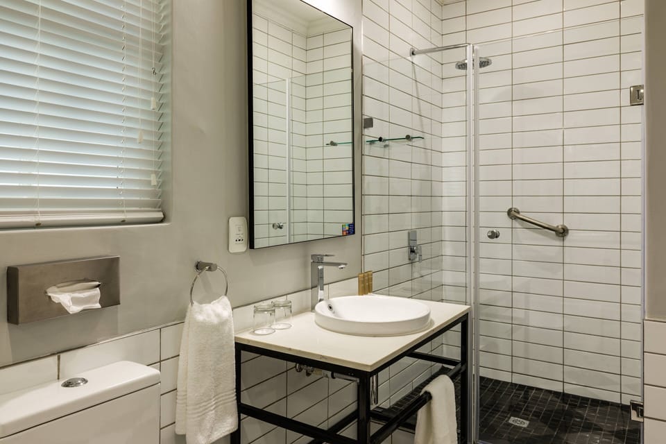 Deluxe Room, 1 King Bed | Bathroom | Free toiletries, hair dryer, towels, soap