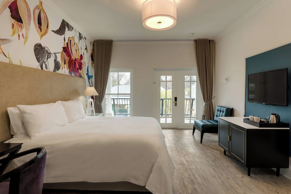 Deluxe Room, 1 King Bed | Minibar, in-room safe, desk, blackout drapes