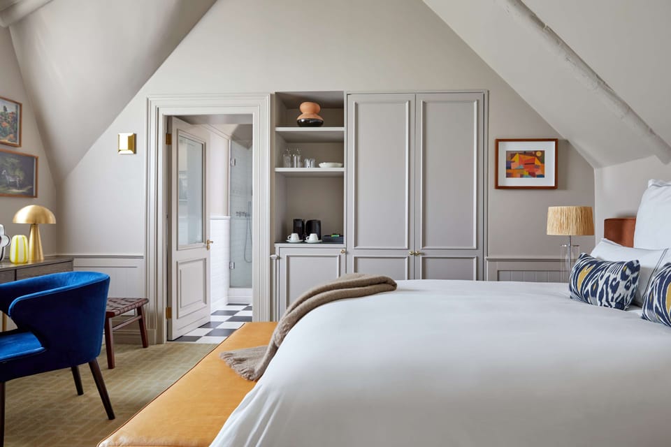 Hypo-allergenic bedding, in-room safe, desk, free WiFi