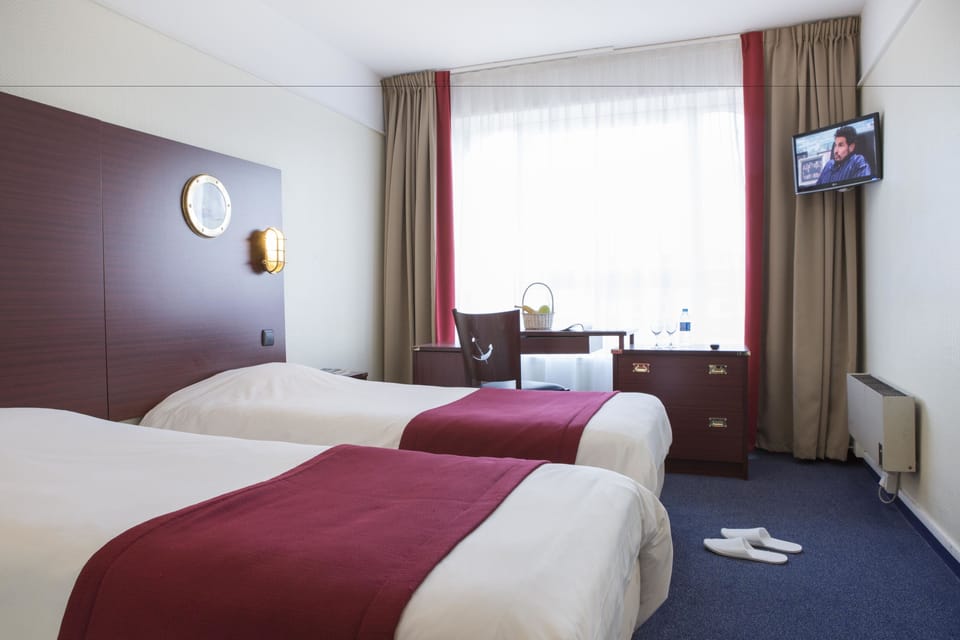 Twin Room, Harbor View | Desk, free cribs/infant beds, free WiFi, bed sheets