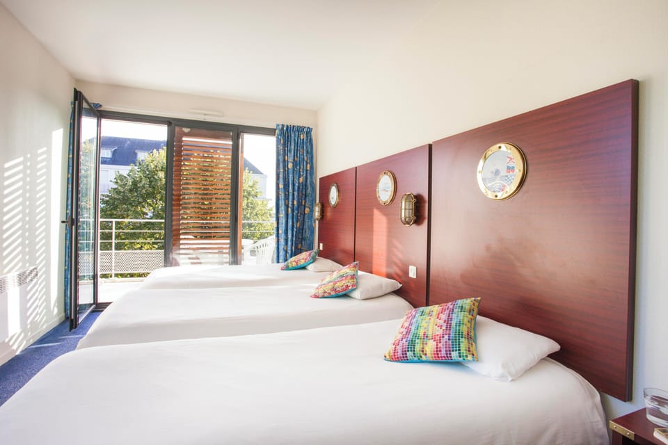 Standard Triple Room, 3 Twin Beds | Desk, iron/ironing board, free WiFi, bed sheets