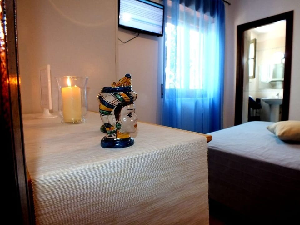 ROOM 04 | Premium bedding, minibar, in-room safe, free WiFi