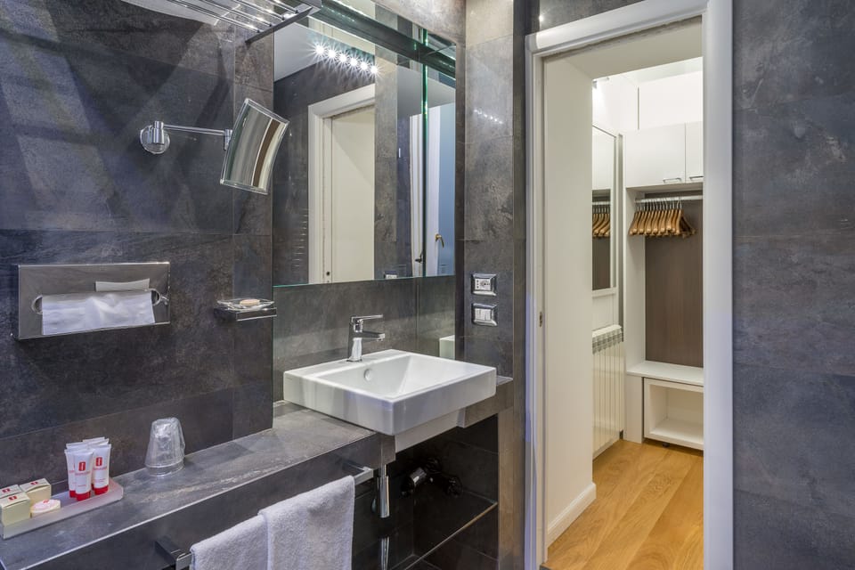 Deluxe Double Room, Balcony, City View | Bathroom | Shower, free toiletries, hair dryer, bathrobes