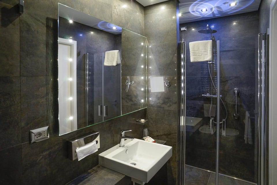 Deluxe Triple Room, City View | Bathroom | Shower, free toiletries, hair dryer, bathrobes