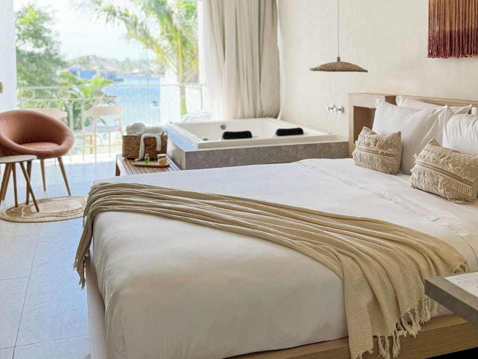 Premium Suite, Jetted Tub, Canal View | Minibar, laptop workspace, blackout drapes, iron/ironing board