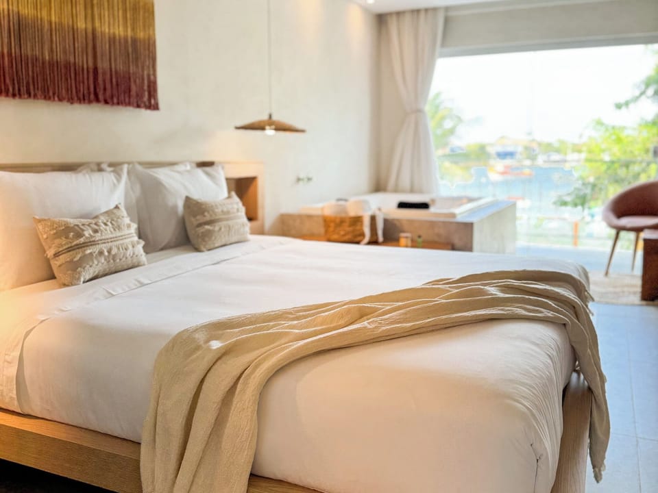 Premium Suite, Jetted Tub, Canal View | Minibar, laptop workspace, blackout drapes, iron/ironing board