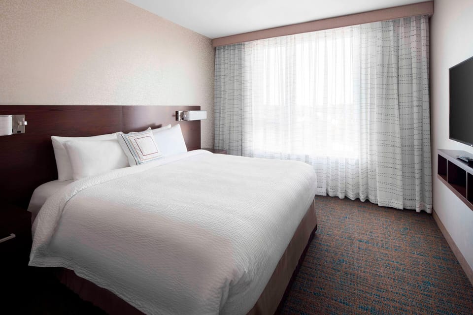 Premium bedding, desk, iron/ironing board, WiFi (free)