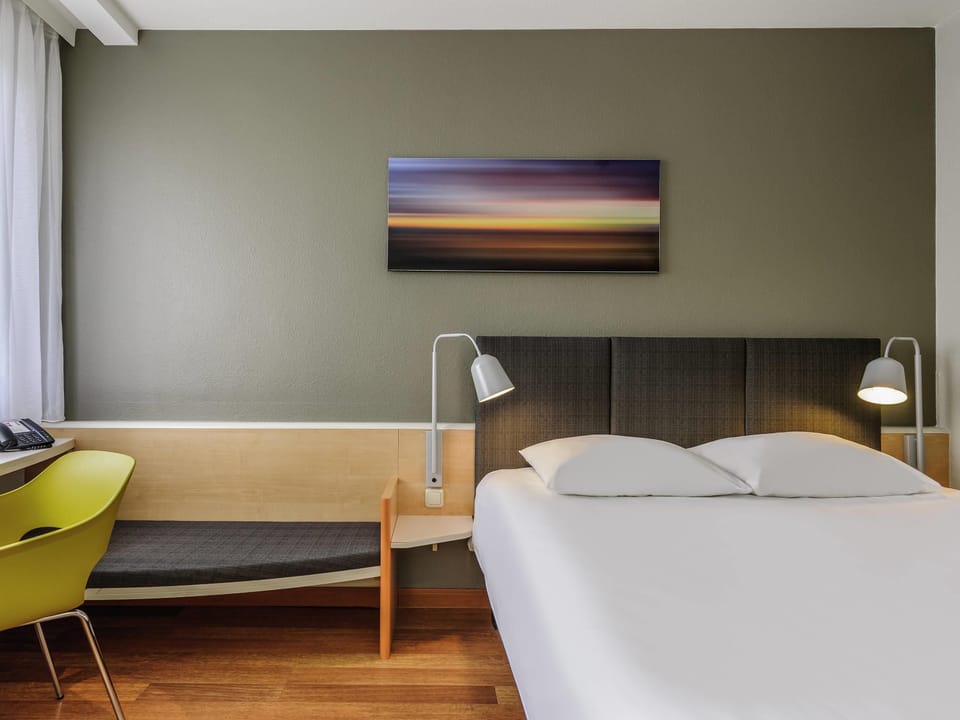 Standard Room, 1 Double Bed | Hypo-allergenic bedding, pillowtop beds, desk, blackout drapes