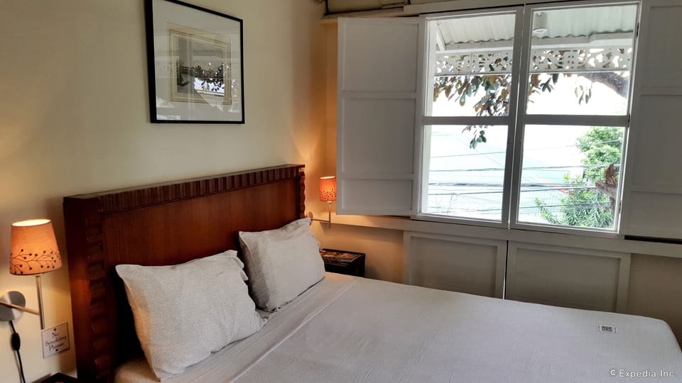 Standard Room, 1 Queen Bed | Individually decorated, individually furnished, free WiFi, bed sheets