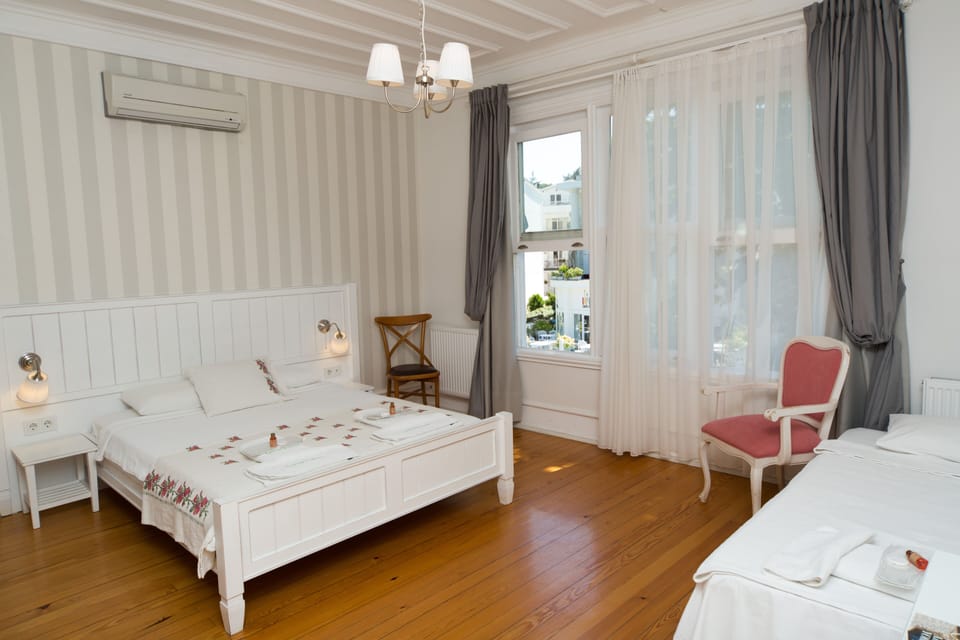Deluxe Double Room | Desk, iron/ironing board (on request), WiFi (free)