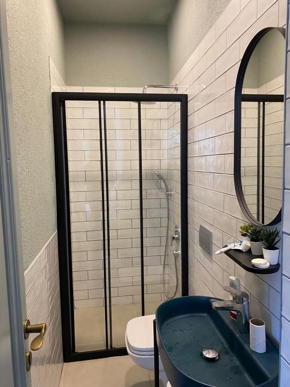 Classic Double Room, Ground Floor | Bathroom | Shower, free toiletries, hair dryer, slippers