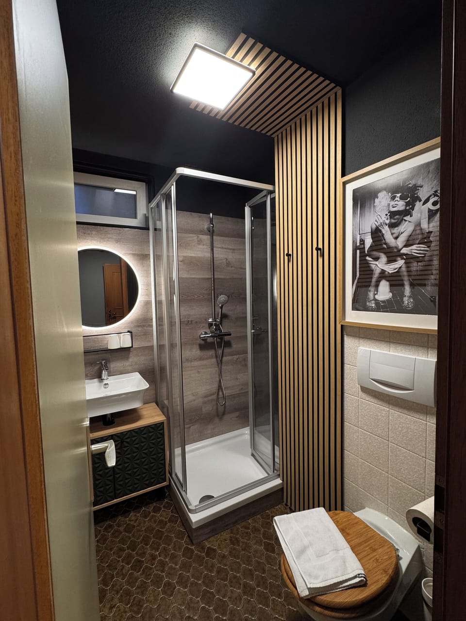 Standard Double Room | Bathroom | Shower, free toiletries, hair dryer