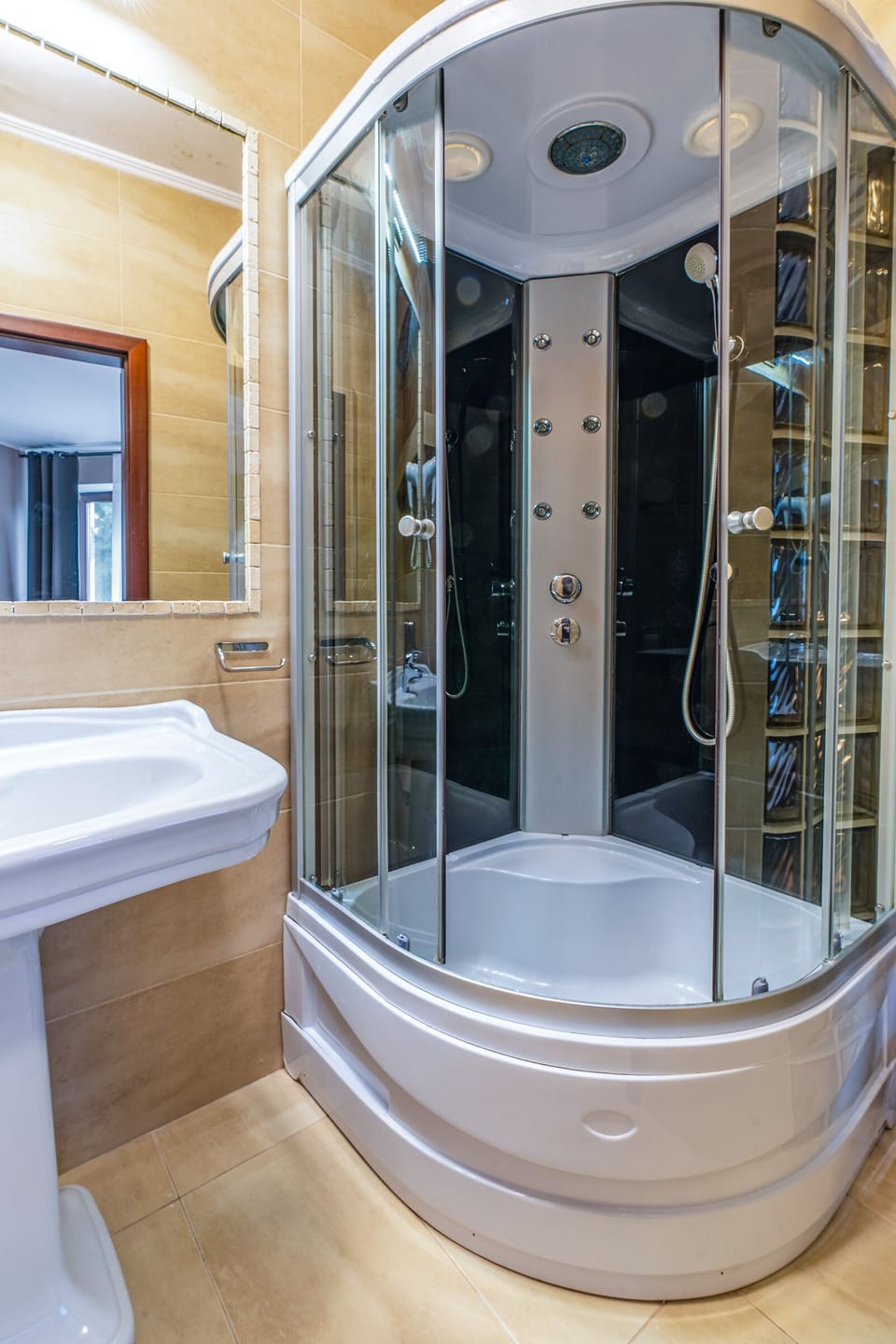 Standard Room (Shower 3 people) | Bathroom | Free toiletries, hair dryer, towels