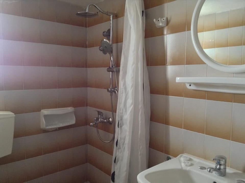 Soundproofing, free cribs/infant beds, free WiFi