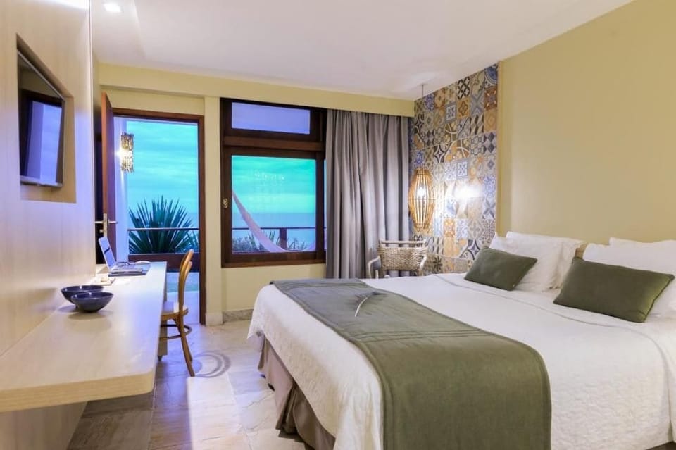 Suite Luxo | Hypo-allergenic bedding, minibar, in-room safe, desk