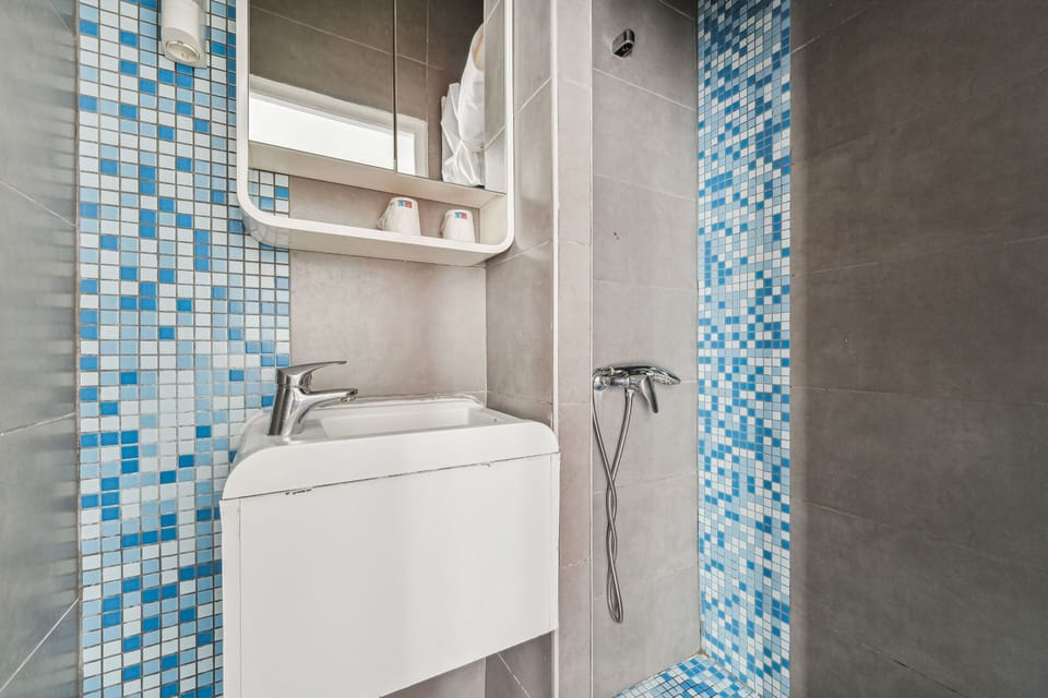 Classic Double Room, 1 Queen Bed, Private Bathroom | In-room safe, free WiFi, bed sheets