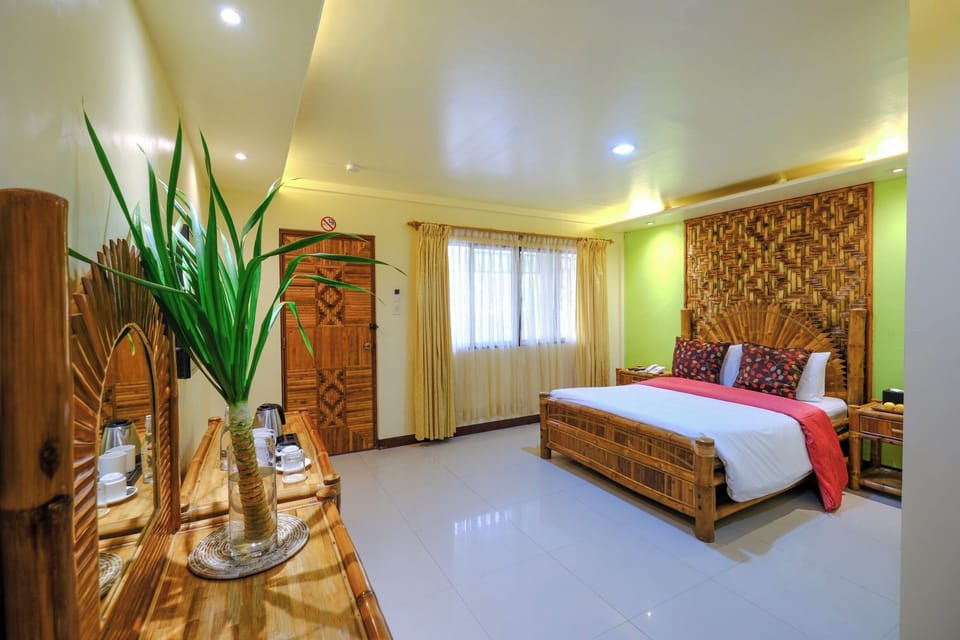 Deluxe Room | Minibar, desk, laptop workspace, bed sheets