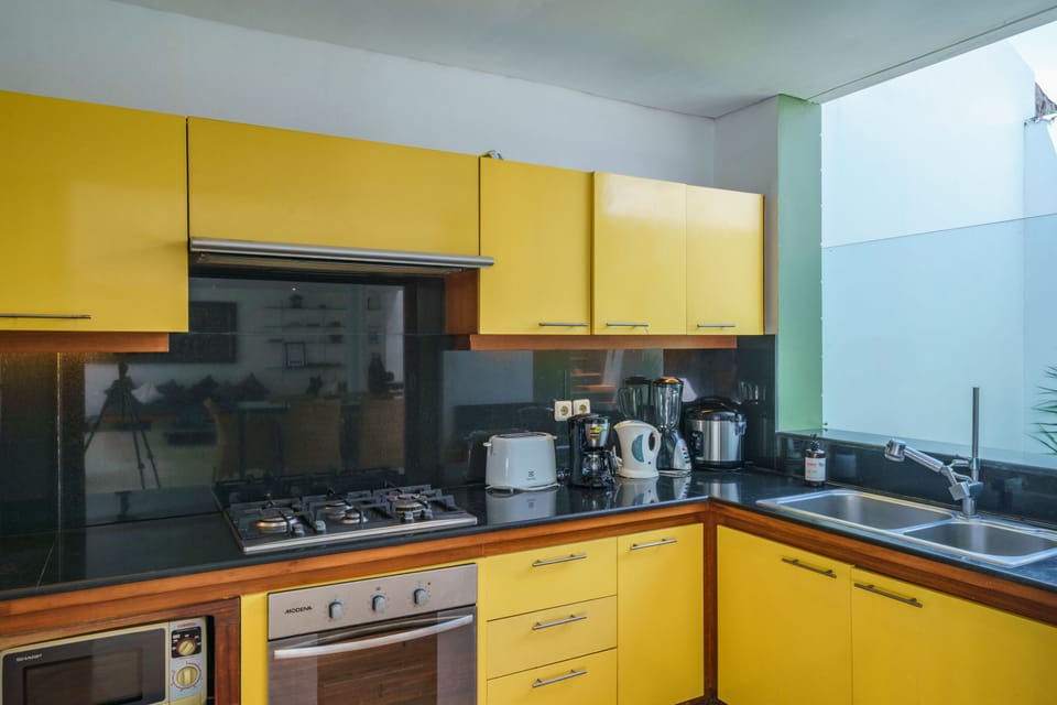 Full-size fridge, microwave, stovetop, coffee/tea maker
