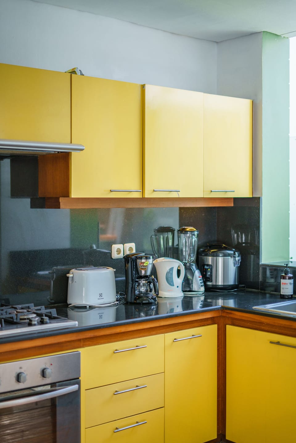 Full-size fridge, microwave, stovetop, coffee/tea maker
