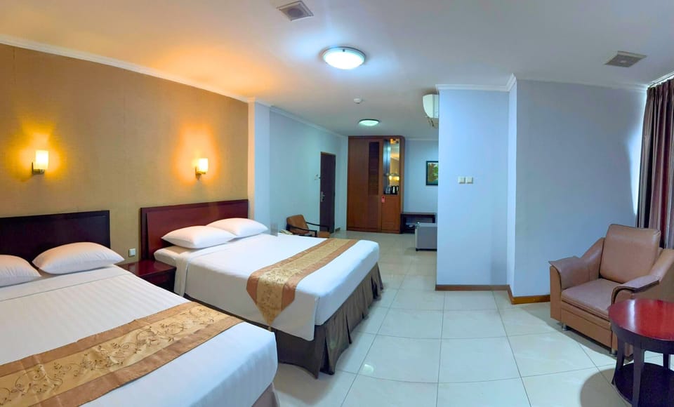 Junior Suite | Minibar, in-room safe, desk, blackout drapes