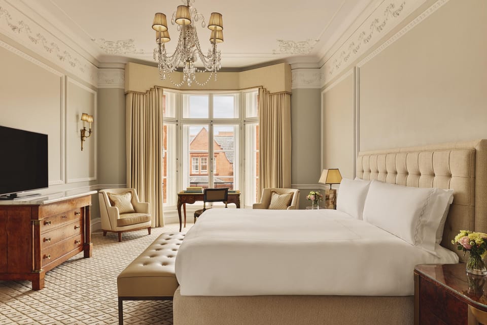 Corner Suite | Premium bedding, minibar (some free items), in-room safe, desk