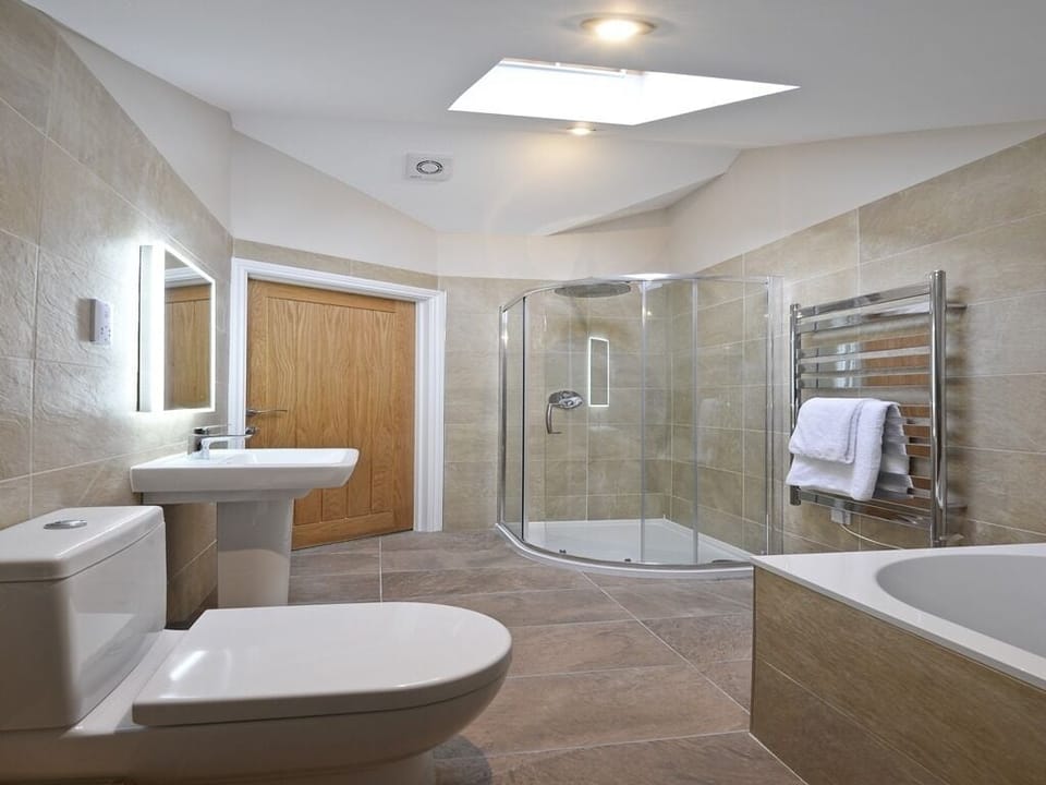 Superior Double Room, Ensuite (views of pendle) | Bathroom