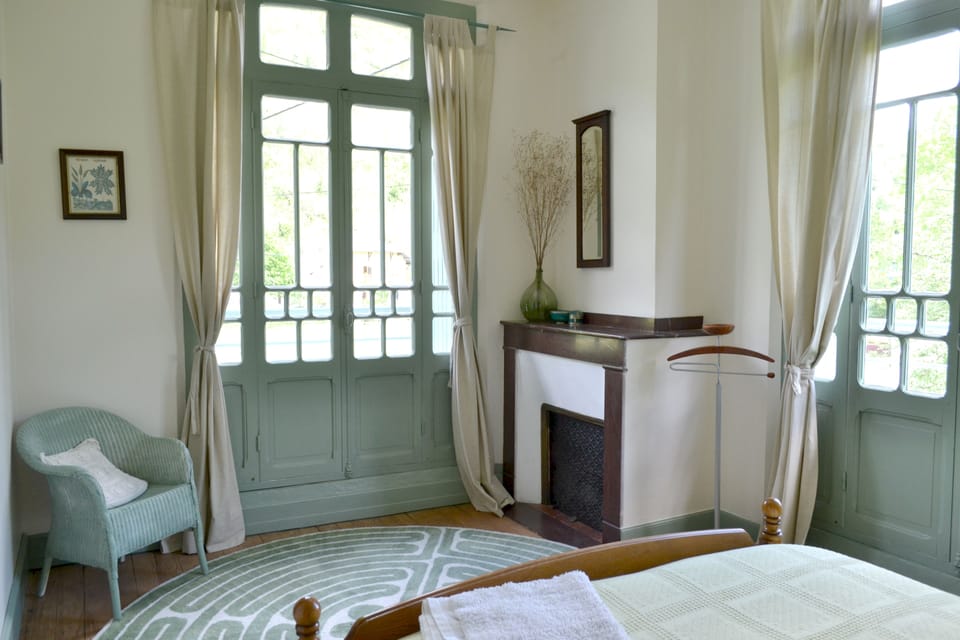 Double Room (Chambre 2) | Iron/ironing board (on request), cribs (free), WiFi (free)