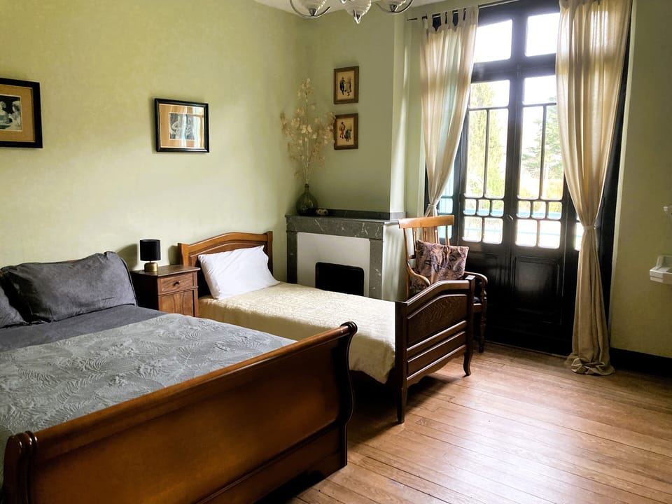 Deluxe Suite | Iron/ironing board (on request), cribs (free), WiFi (free)