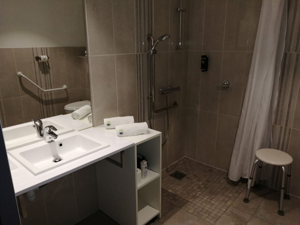 Double Room | Bathroom shower