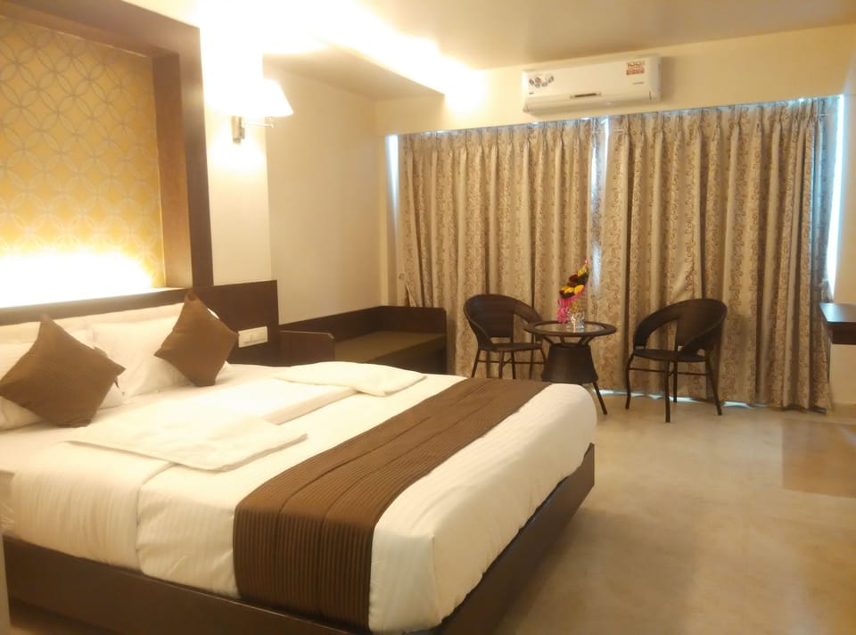 Executive Double Room, 1 Double Bed | 1 bedroom, premium bedding, rollaway beds (surcharge), WiFi (free)