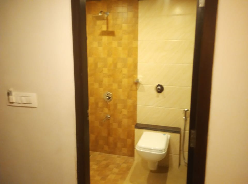 Executive Double Room, 1 Double Bed | Bathroom | Free toiletries, towels