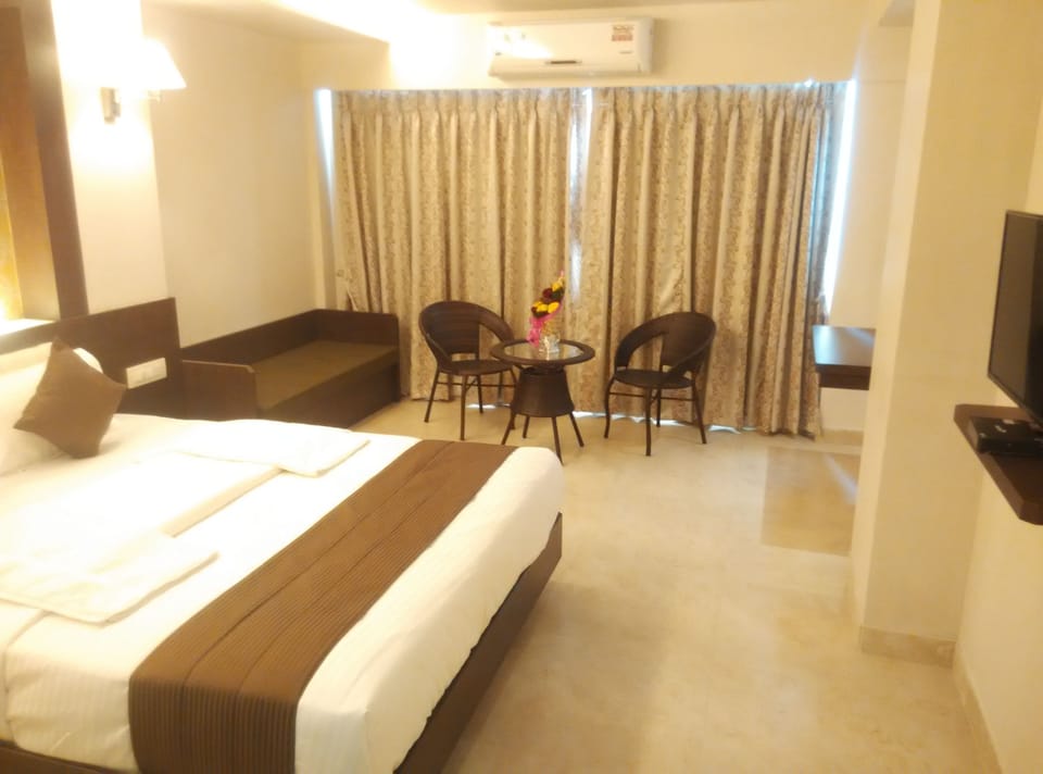 Executive Double Room, 1 Double Bed | 1 bedroom, premium bedding, rollaway beds (surcharge), WiFi (free)