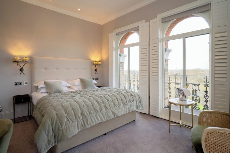 Signature Duplex, 1 King Bed | Premium bedding, in-room safe, iron/ironing board, free WiFi