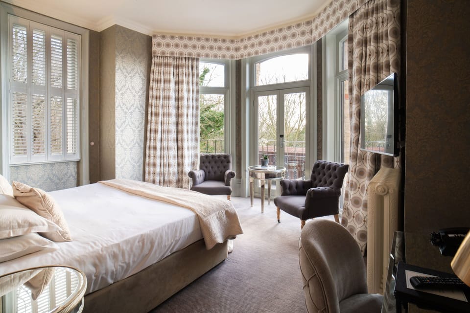 Deluxe Room, 1 Double Bed | Premium bedding, in-room safe, iron/ironing board, free WiFi