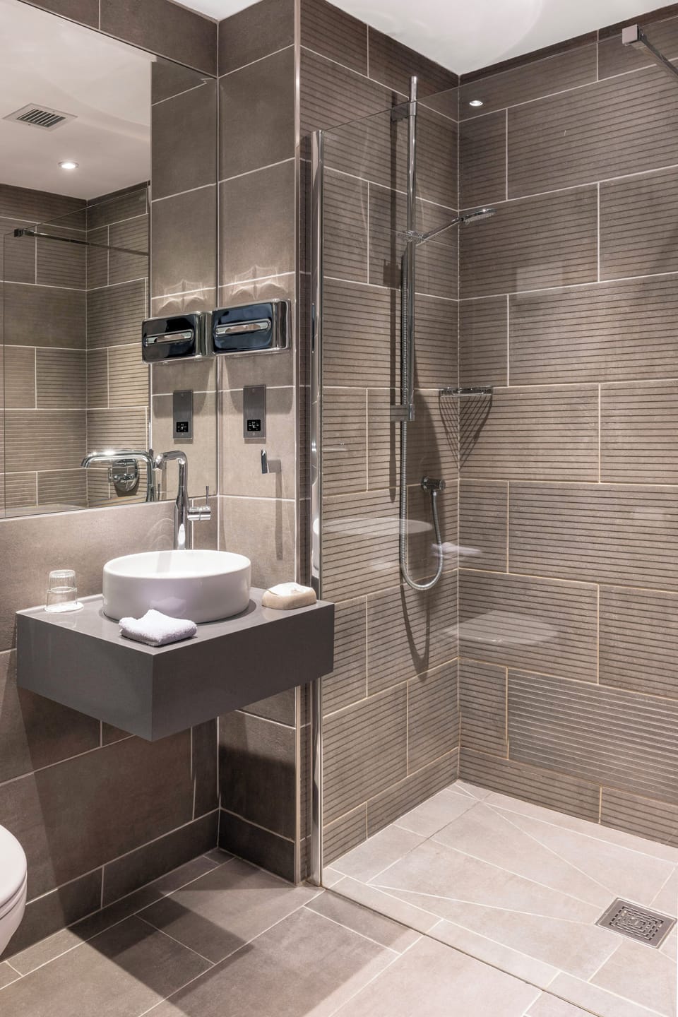 Single Room, 1 Twin Bed | Bathroom | Combined shower/tub, free toiletries, hair dryer, towels