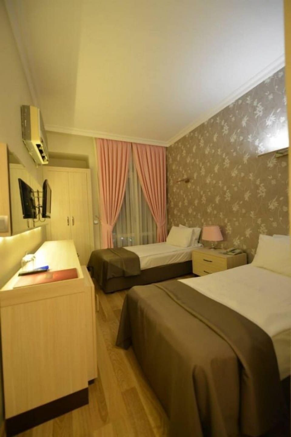Standard Double or Twin Room | Desk, cribs (free), rollaway beds, WiFi (free)