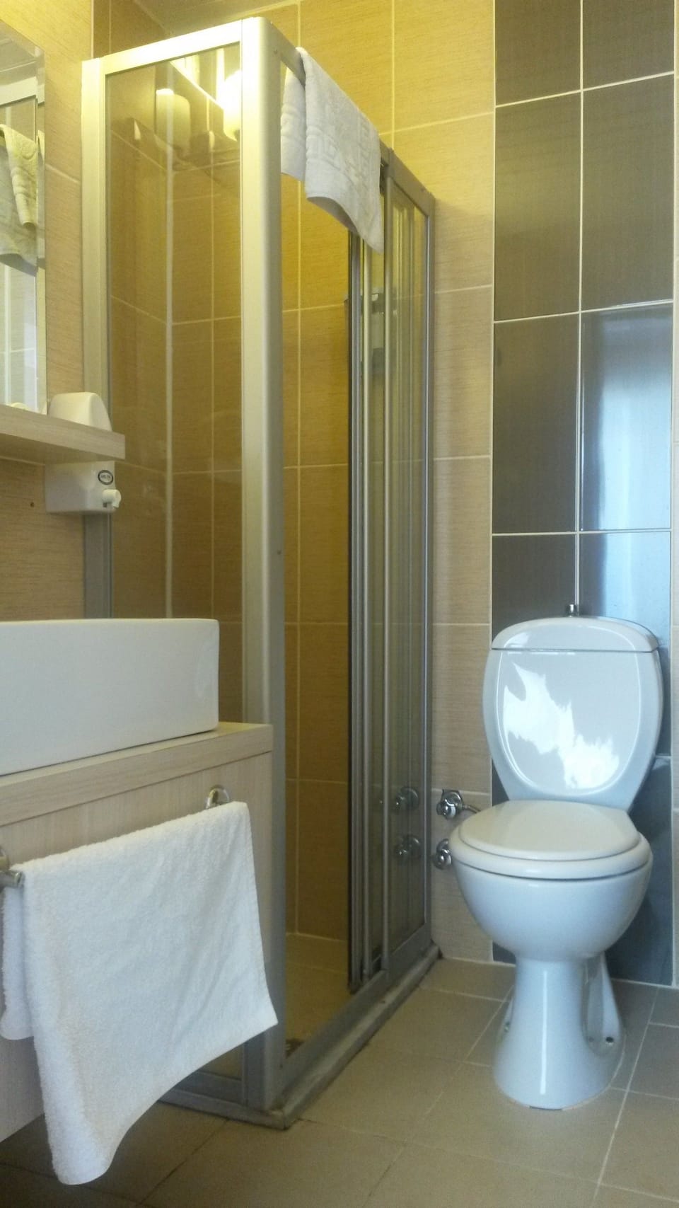 Standard Triple Room | Bathroom | Shower, free toiletries, hair dryer, slippers