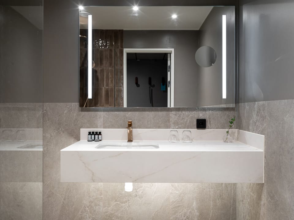 Premium Large | Bathroom | Shower, eco-friendly toiletries, towels