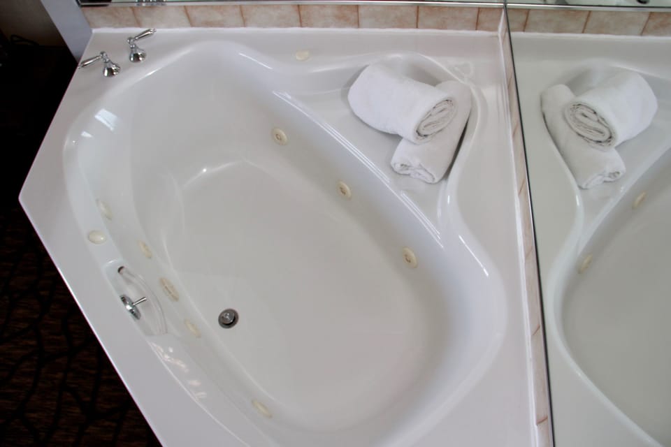 Queen Room with Hot Tub | Jetted tub