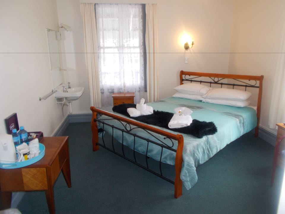 Queen Room | Bathroom amenities | Shower, free toiletries, towels