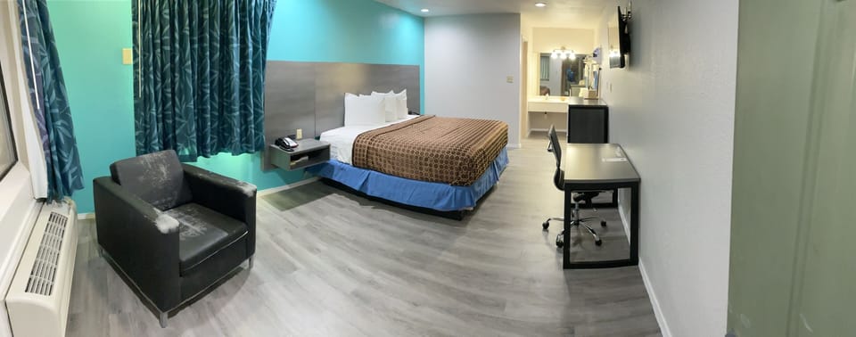 Executive Suite | Premium bedding, in-room safe, desk, blackout drapes