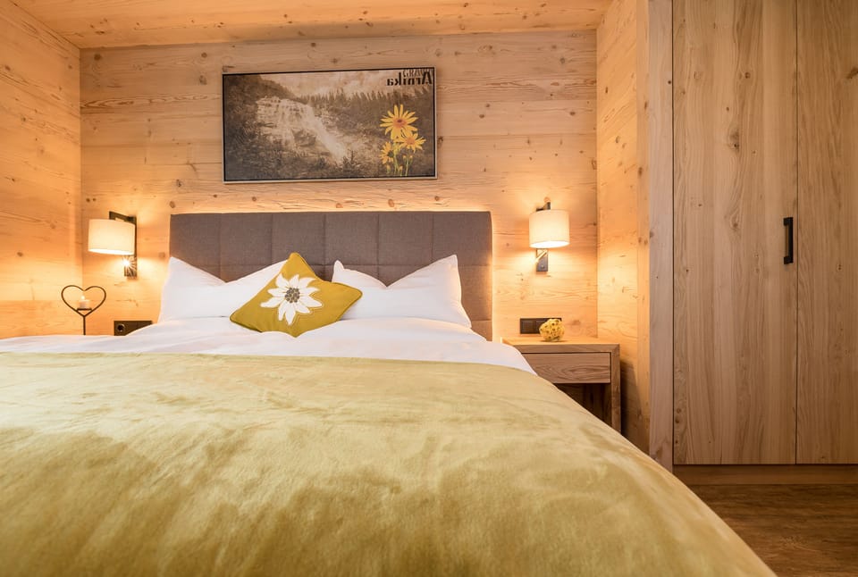 Alpinzimmer ARNIKA, Balkon | Premium bedding, in-room safe, desk, laptop workspace