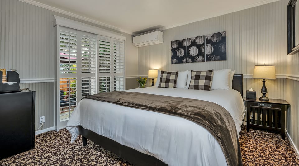 Comfort Room, 1 King Bed (Oakville Garden) | Individually decorated, individually furnished, iron/ironing board