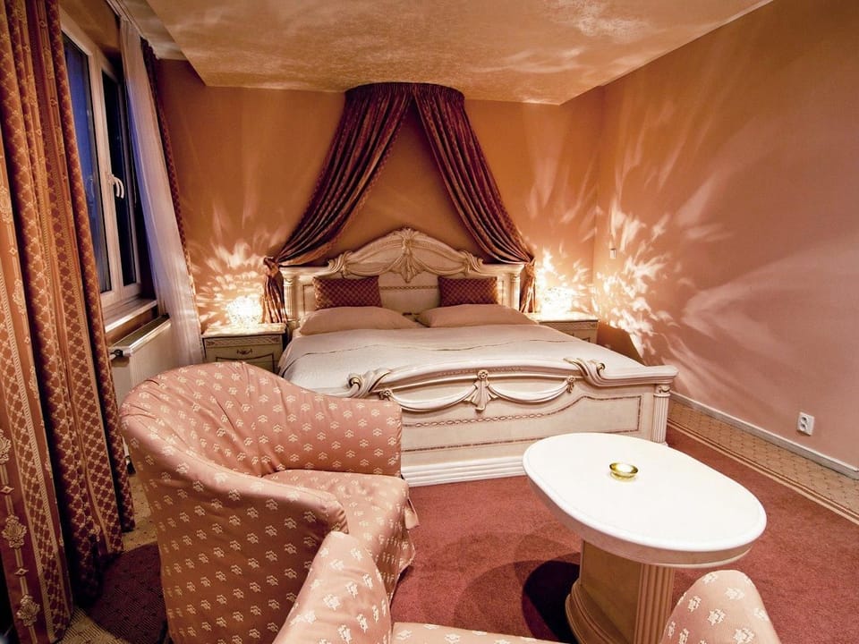 VIP Apartment | Premium bedding, desk, laptop workspace, soundproofing