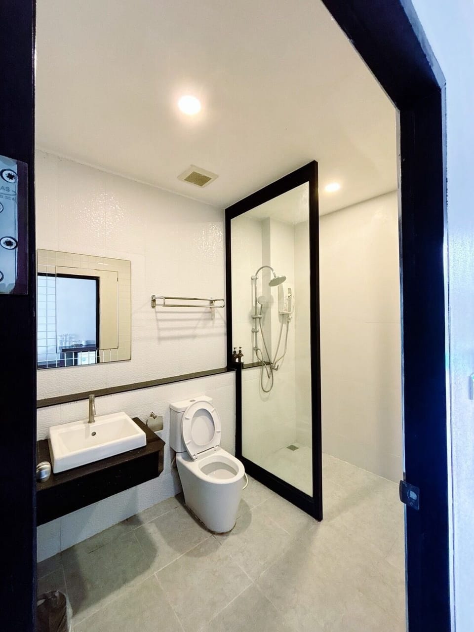 Shower, free toiletries, towels