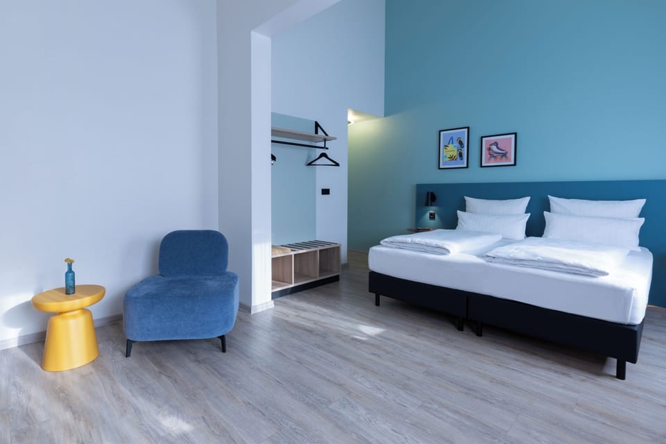 Premium Room, 1 King Bed | Hypo-allergenic bedding, in-room safe, desk, laptop workspace