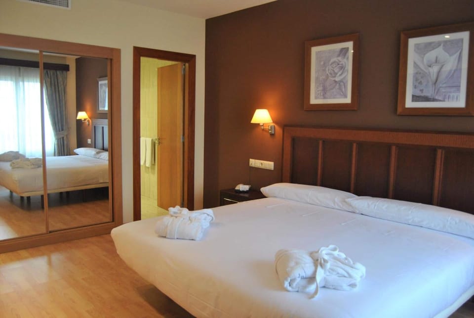 Minibar, in-room safe, desk, iron/ironing board (on request)