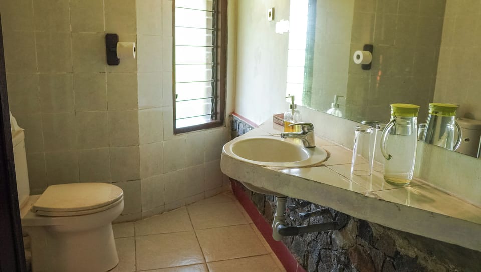Bungalow Family Room | Bathroom | Shower, free toiletries, bidet, towels